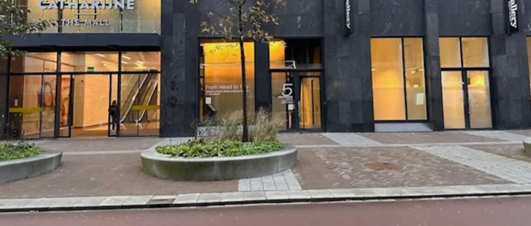 De ingang van Gallery Salon Studios aan de Smakkelaarshoek in Hoog Catharijne